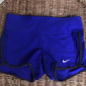 Short blue Nike athletic shorts